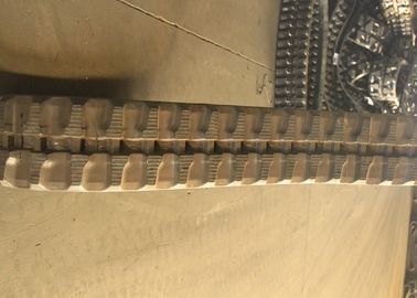 Düşük Gürültü Ekskavatör Kauçuk Parçalar Boyutu 250 X 96 X 41mm Kubota Rx202 U20 Için